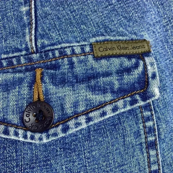 Calvin Klein Woman’s Denim Shorts in Size 6. - Picture 3 of 9
